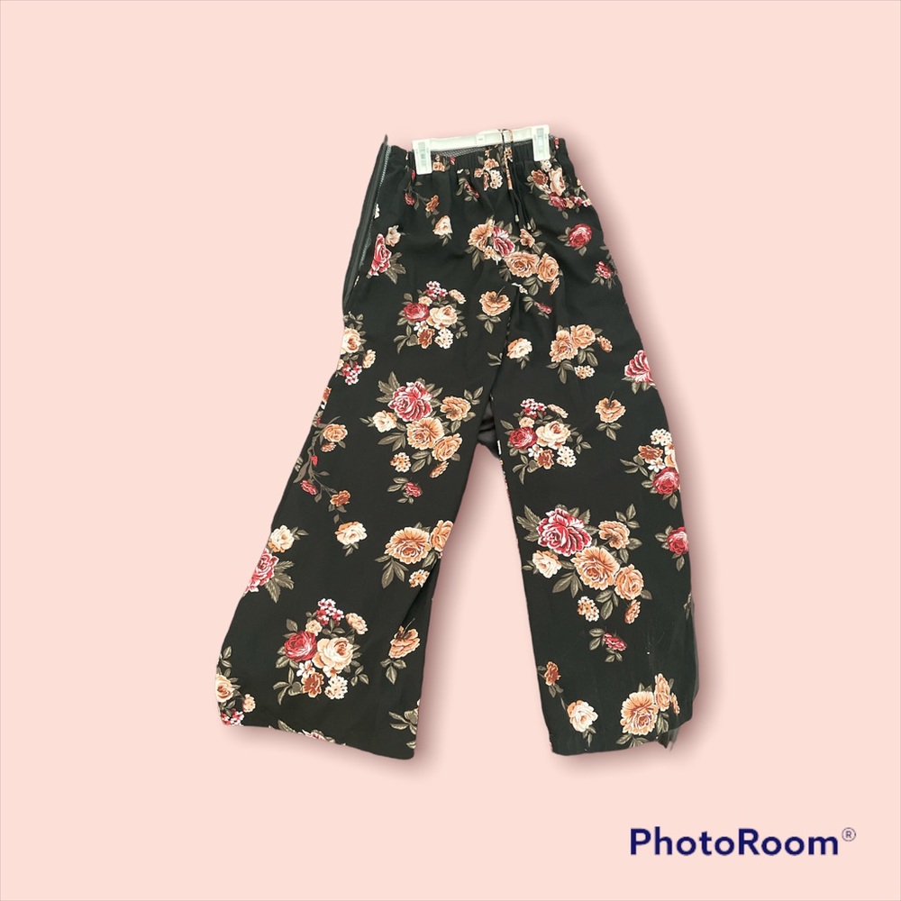 Floral bell bottom high-waisted pants. The material is super light.